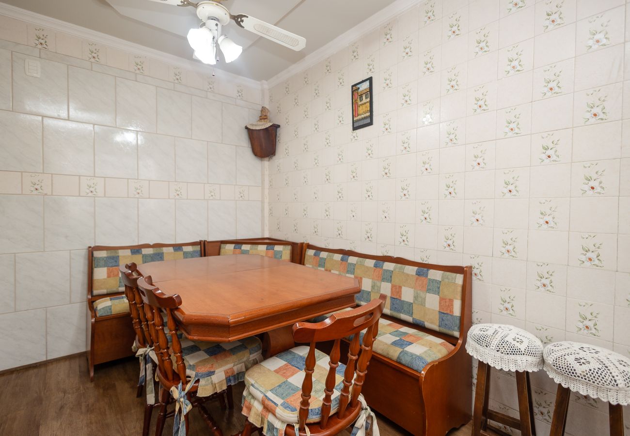 Apartamento em Gramado - Quatro Dormitórios (1 suíte) a 80 m da Rua Coberta