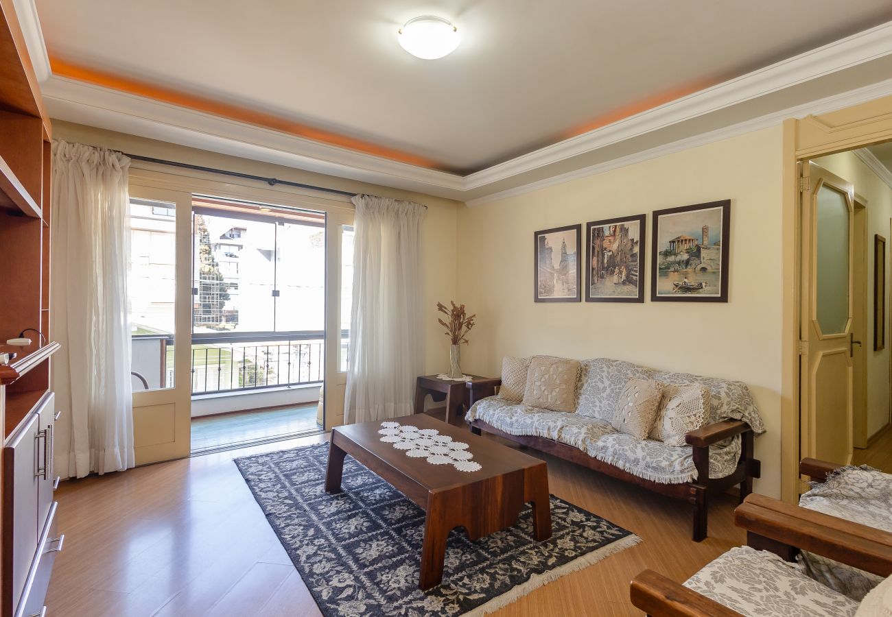 Apartamento em Gramado - Quatro Dormitórios (1 suíte) a 80 m da Rua Coberta