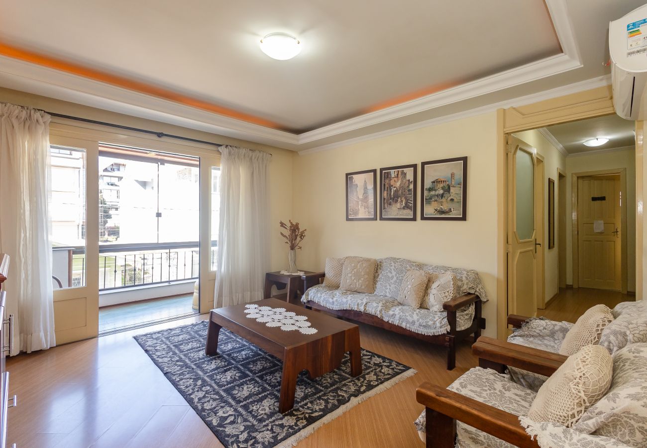 Apartamento em Gramado - Quatro Dormitórios (1 suíte) a 80 m da Rua Coberta