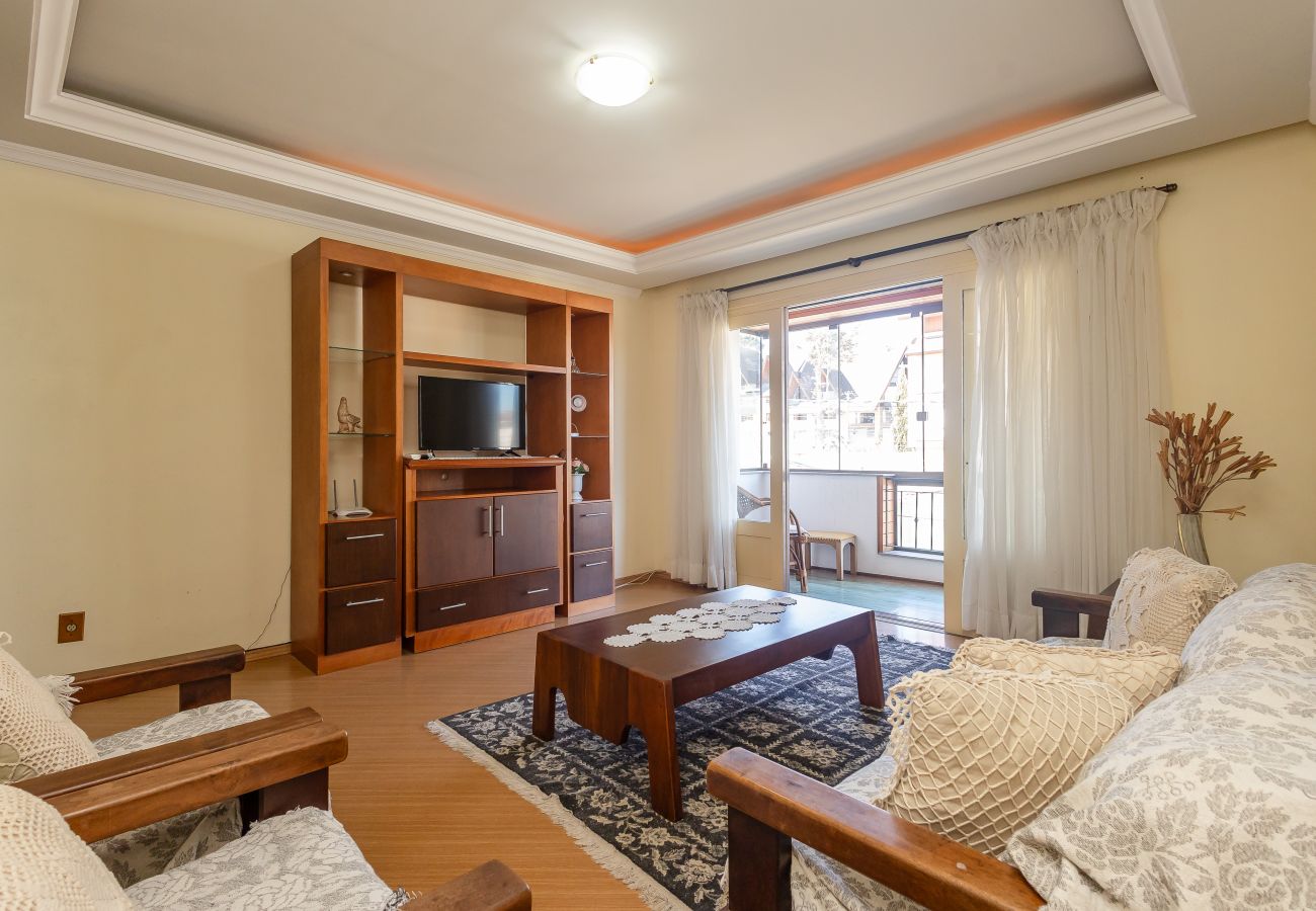 Apartamento em Gramado - Quatro Dormitórios (1 suíte) a 80 m da Rua Coberta