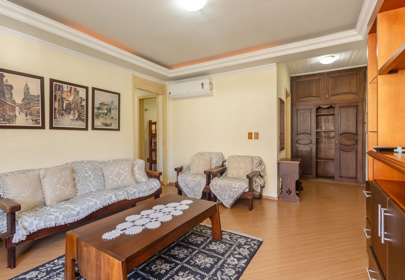 Apartamento em Gramado - Quatro Dormitórios (1 suíte) a 80 m da Rua Coberta