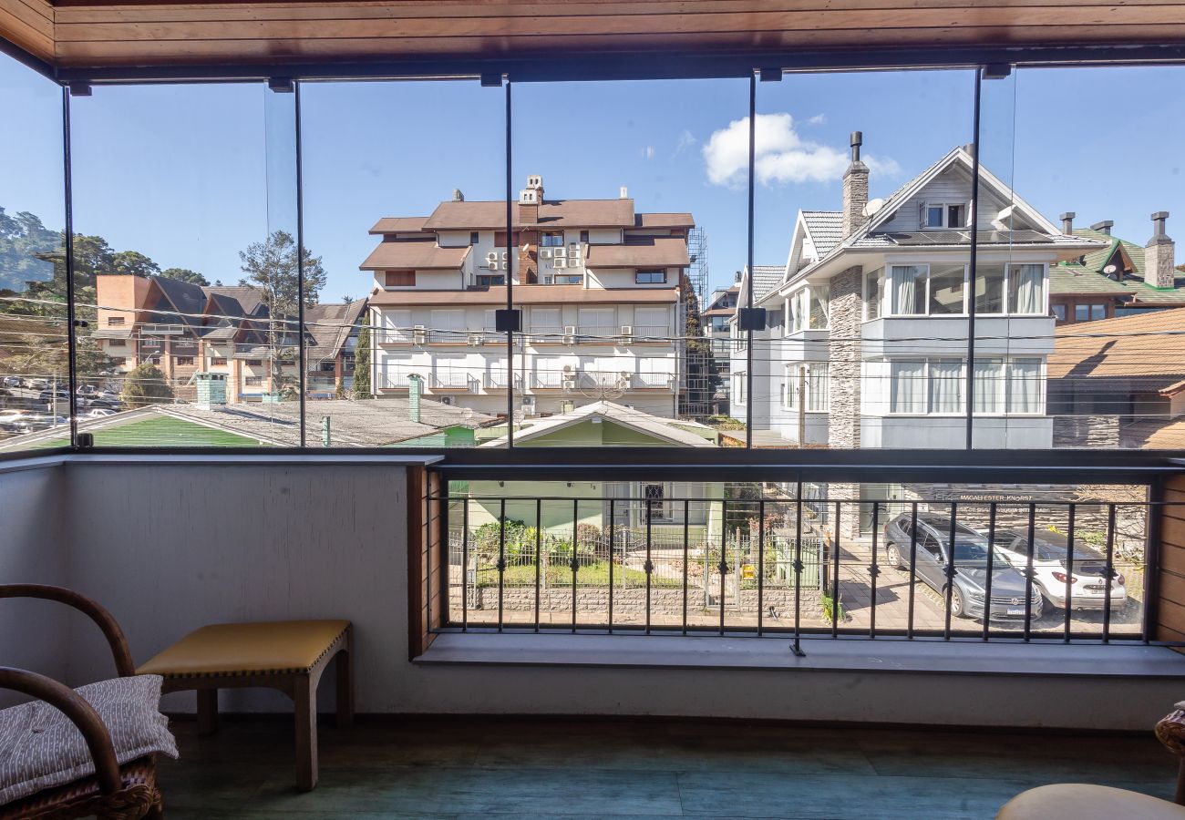 Apartamento em Gramado - Quatro Dormitórios (1 suíte) a 80 m da Rua Coberta