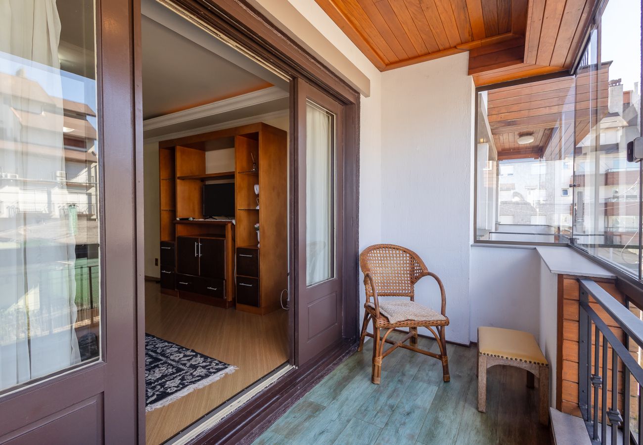 Apartamento em Gramado - Quatro Dormitórios (1 suíte) a 80 m da Rua Coberta