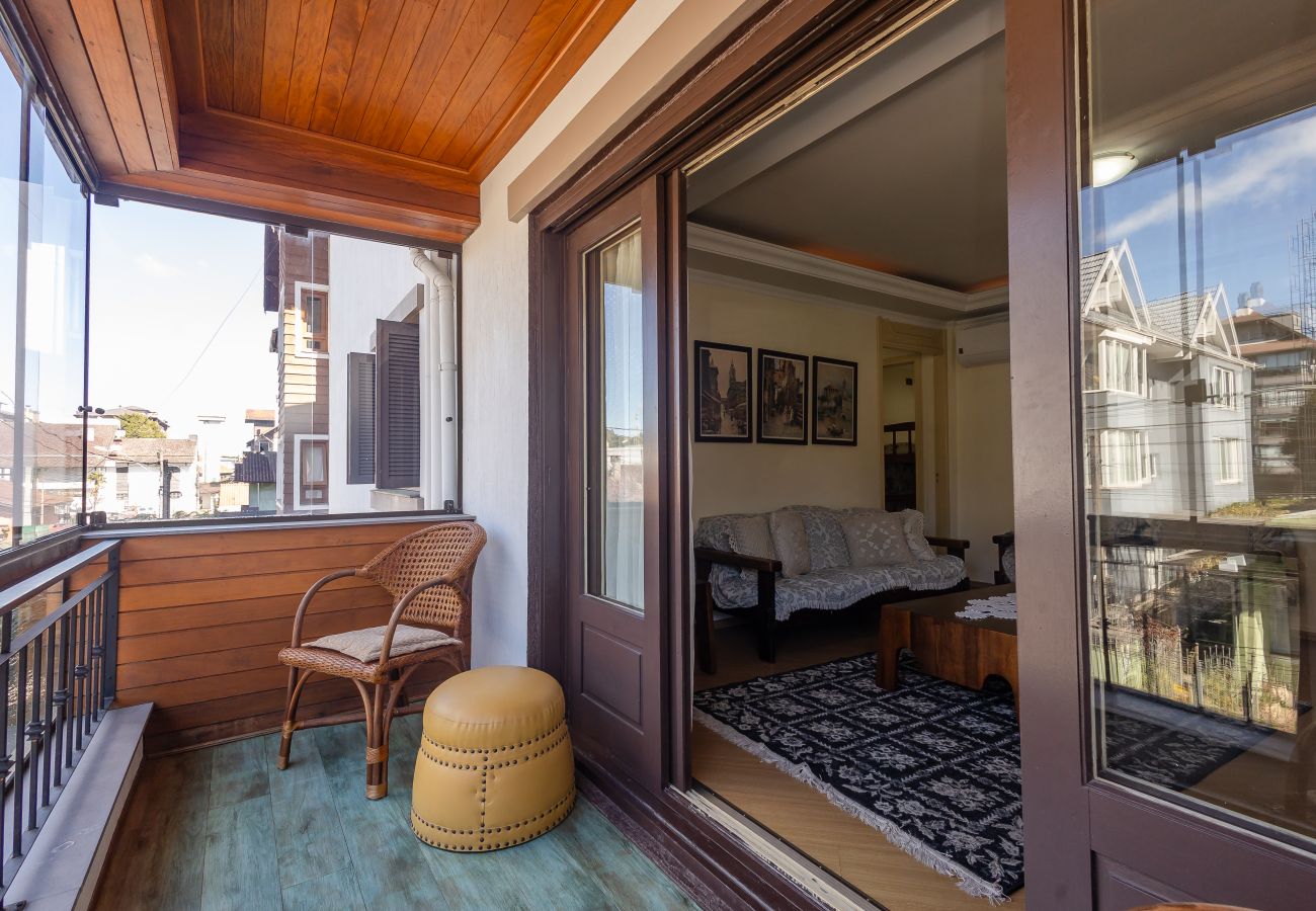Apartamento em Gramado - Quatro Dormitórios (1 suíte) a 80 m da Rua Coberta