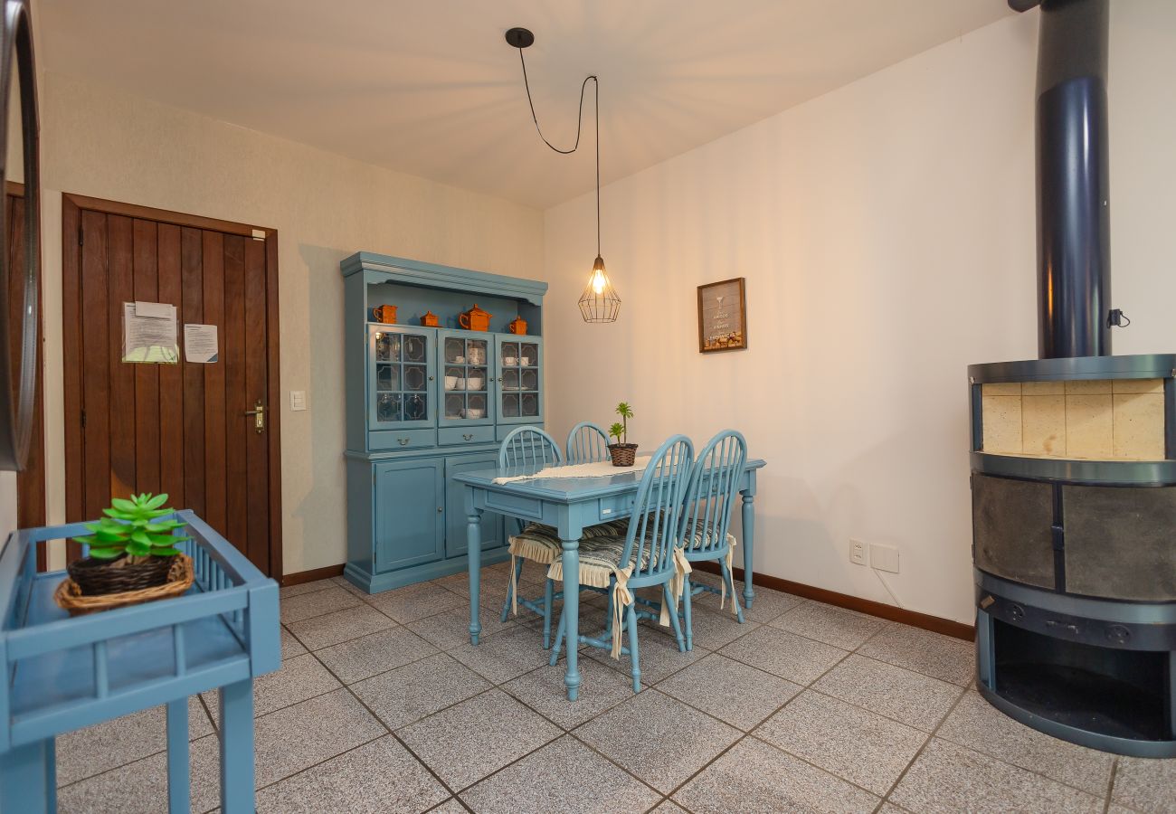 Apartamento em Gramado - 1 Dormitório Acolhedor a 80m do Lago Negro