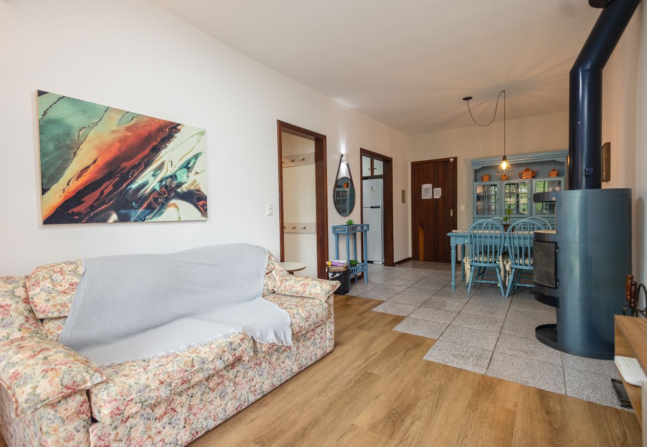 Apartamento em Gramado - 1 Dormitório Acolhedor a 80m do Lago Negro