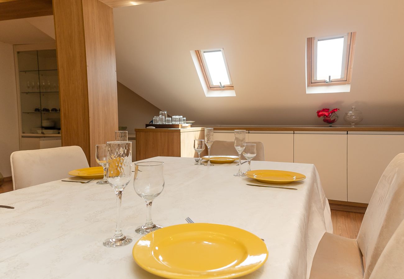 Apartamento em Gramado - Espaçoso Apto Alto Padrão 2 suítes junto ao centro