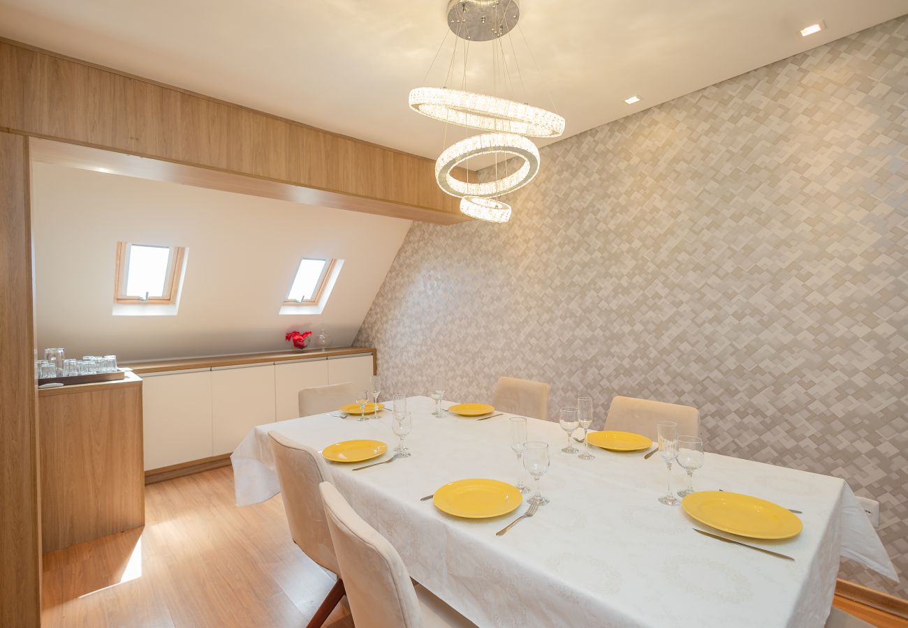 Apartamento em Gramado - Espaçoso Apto Alto Padrão 2 suítes junto ao centro