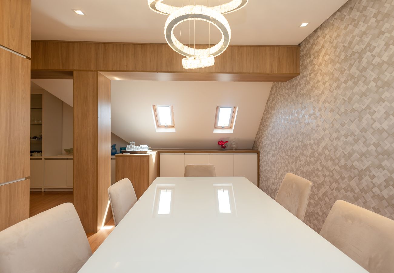 Apartamento em Gramado - Espaçoso Apto Alto Padrão 2 suítes junto ao centro