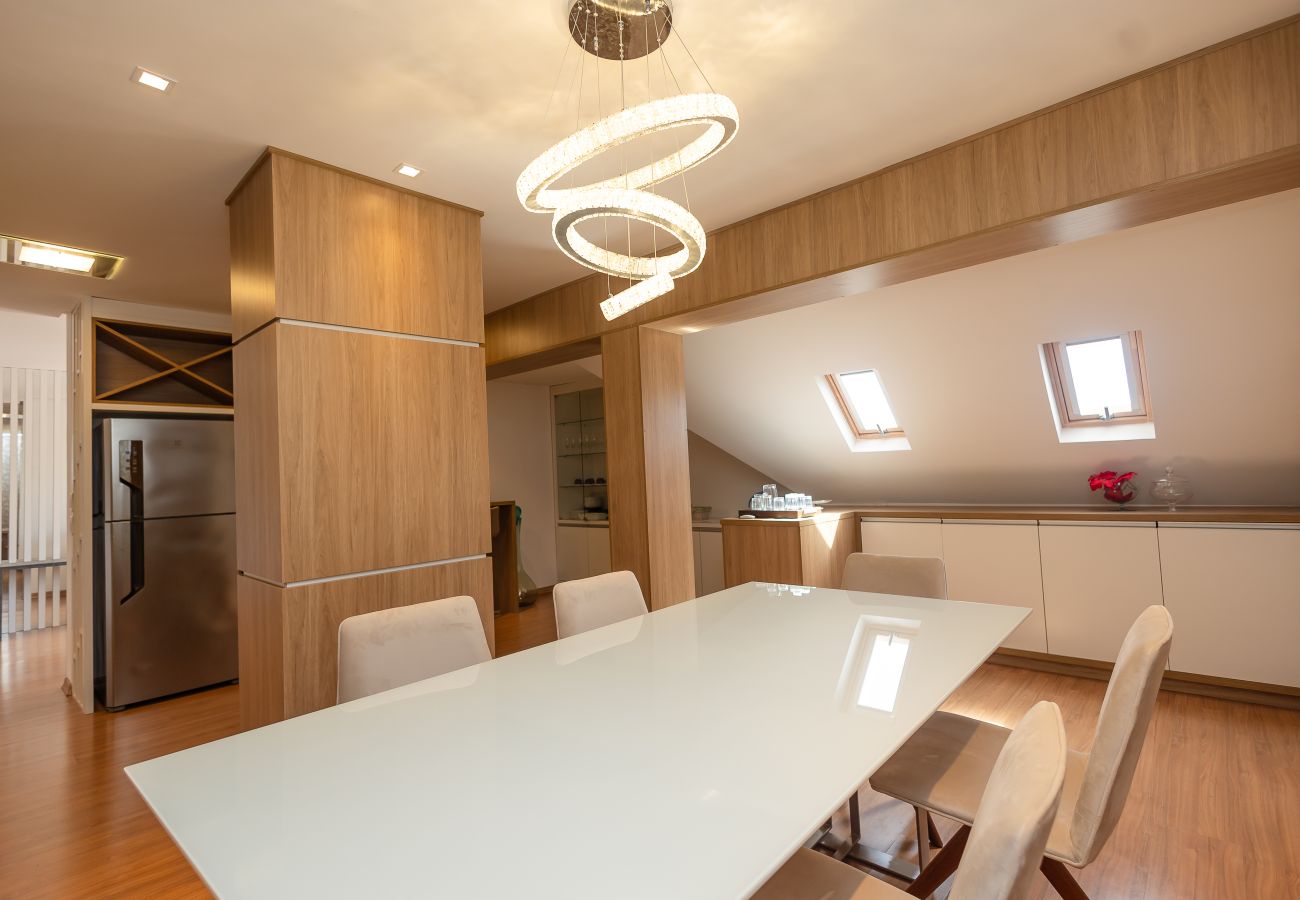 Apartamento em Gramado - Espaçoso Apto Alto Padrão 2 suítes junto ao centro