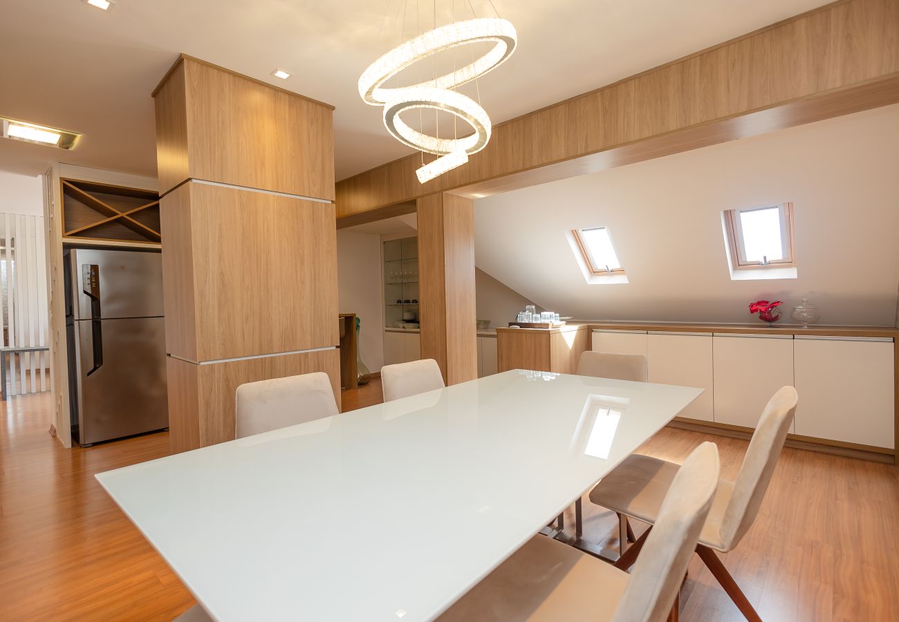 Apartamento em Gramado - Espaçoso Apto Alto Padrão 2 suítes junto ao centro