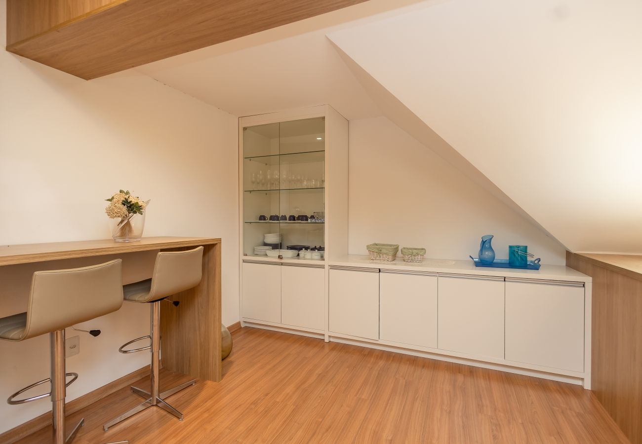 Apartamento em Gramado - Espaçoso Apto Alto Padrão 2 suítes junto ao centro