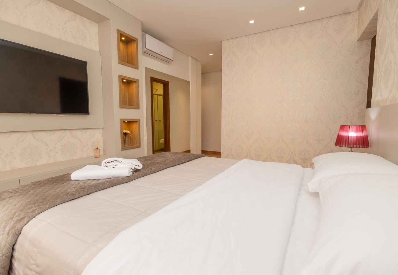 Apartamento em Gramado - Espaçoso Apto Alto Padrão 2 suítes junto ao centro