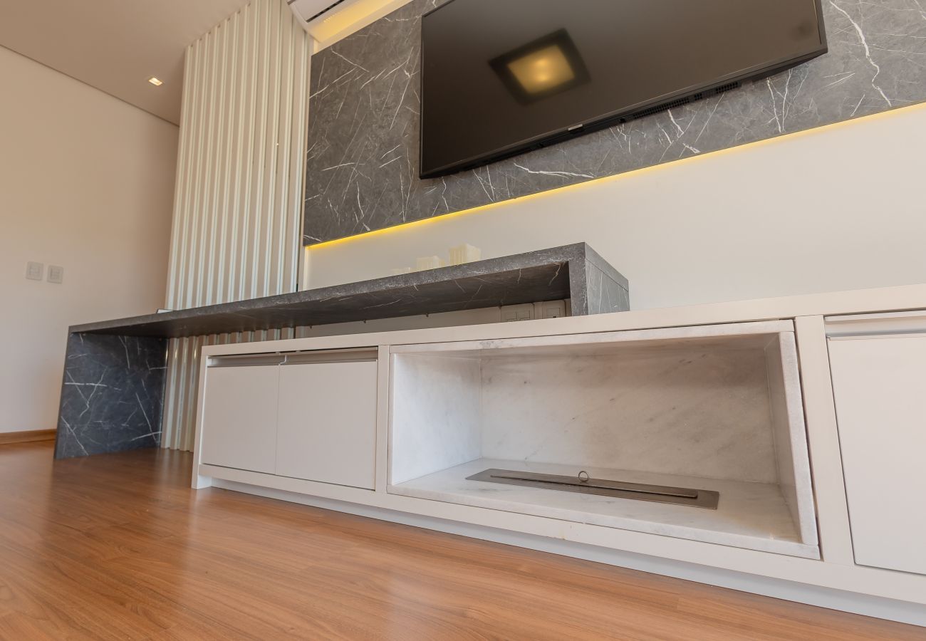 Apartamento em Gramado - Espaçoso Apto Alto Padrão 2 suítes junto ao centro