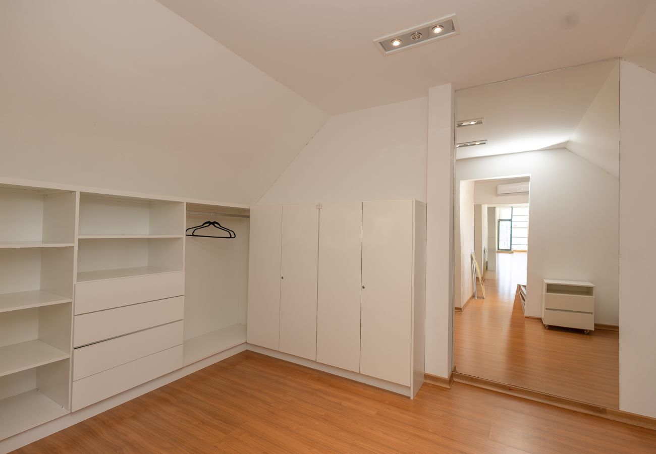 Apartamento em Gramado - Espaçoso Apto Alto Padrão 2 suítes junto ao centro