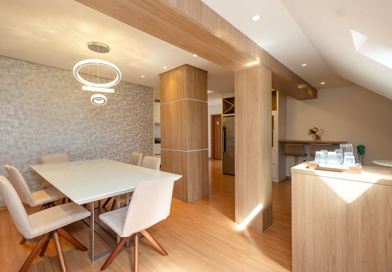 Apartamento em Gramado - Espaçoso Apto Alto Padrão 2 suítes junto ao centro