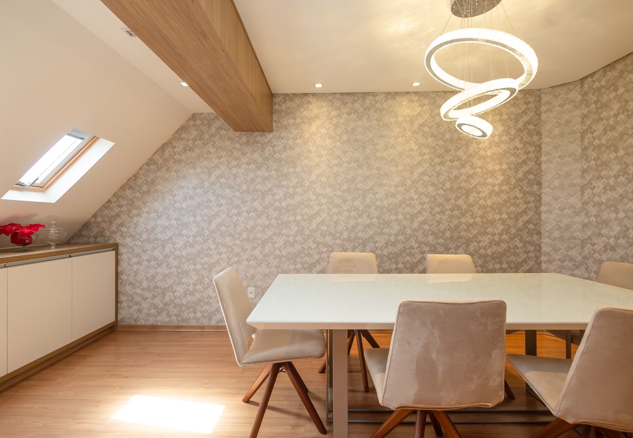 Apartamento em Gramado - Espaçoso Apto Alto Padrão 2 suítes junto ao centro