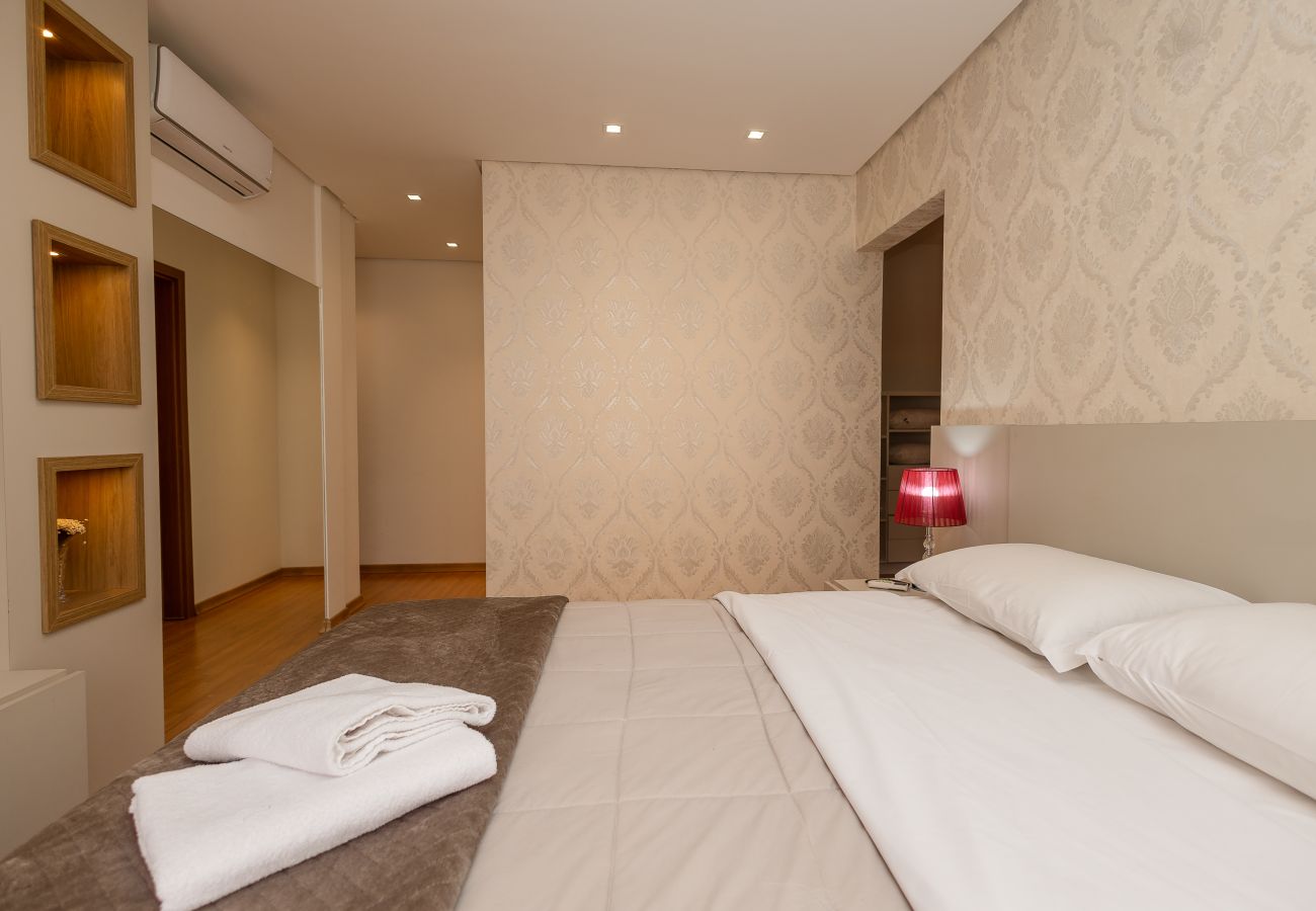 Apartamento em Gramado - Espaçoso Apto Alto Padrão 2 suítes junto ao centro