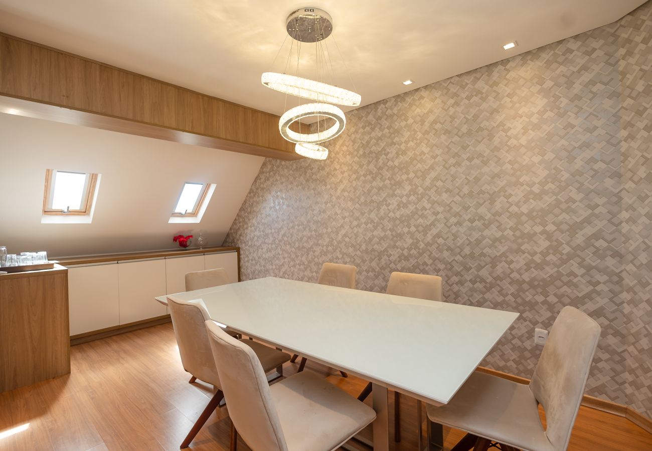 Apartamento em Gramado - Espaçoso Apto Alto Padrão 2 suítes junto ao centro