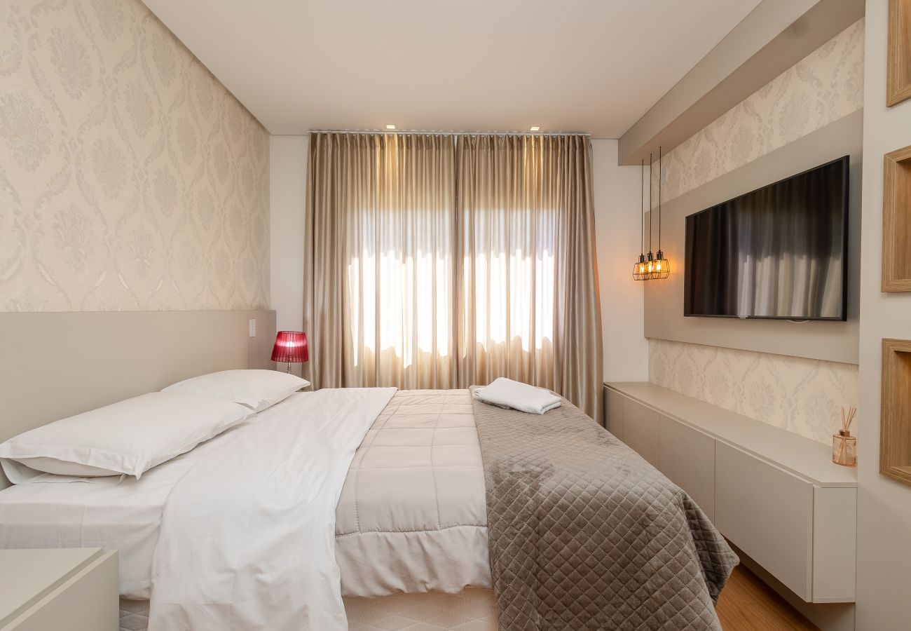 Apartamento em Gramado - Espaçoso Apto Alto Padrão 2 suítes junto ao centro