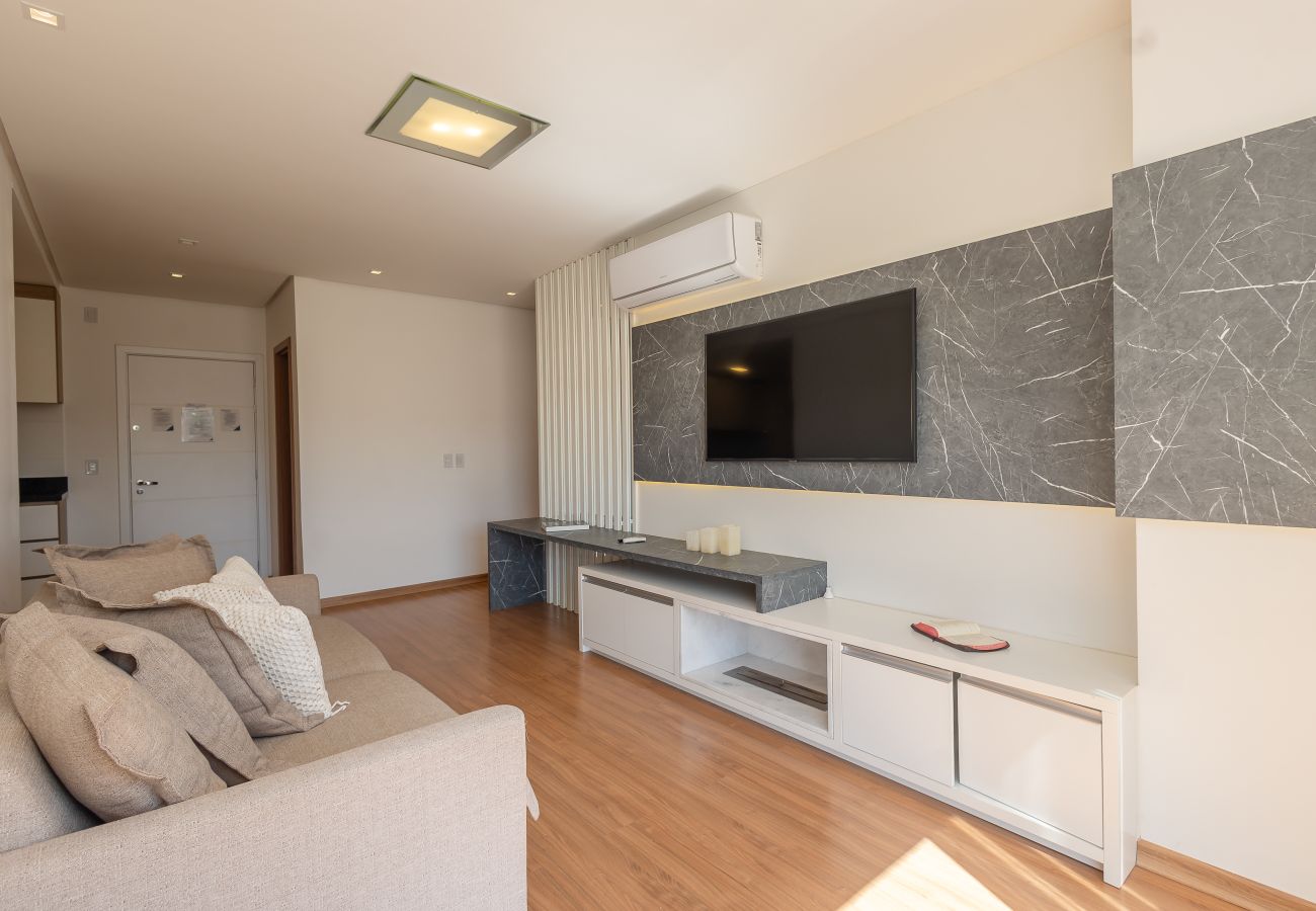 Apartamento em Gramado - Espaçoso Apto Alto Padrão 2 suítes junto ao centro