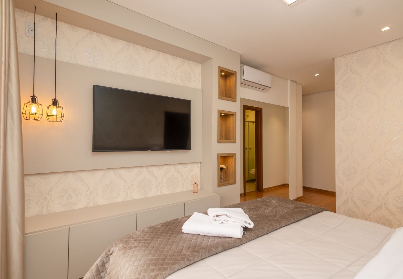 Apartamento em Gramado - Espaçoso Apto Alto Padrão 2 suítes junto ao centro