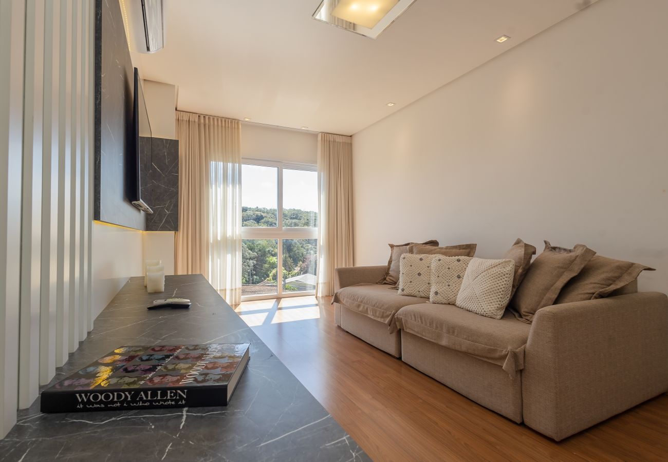 Apartamento em Gramado - Espaçoso Apto Alto Padrão 2 suítes junto ao centro