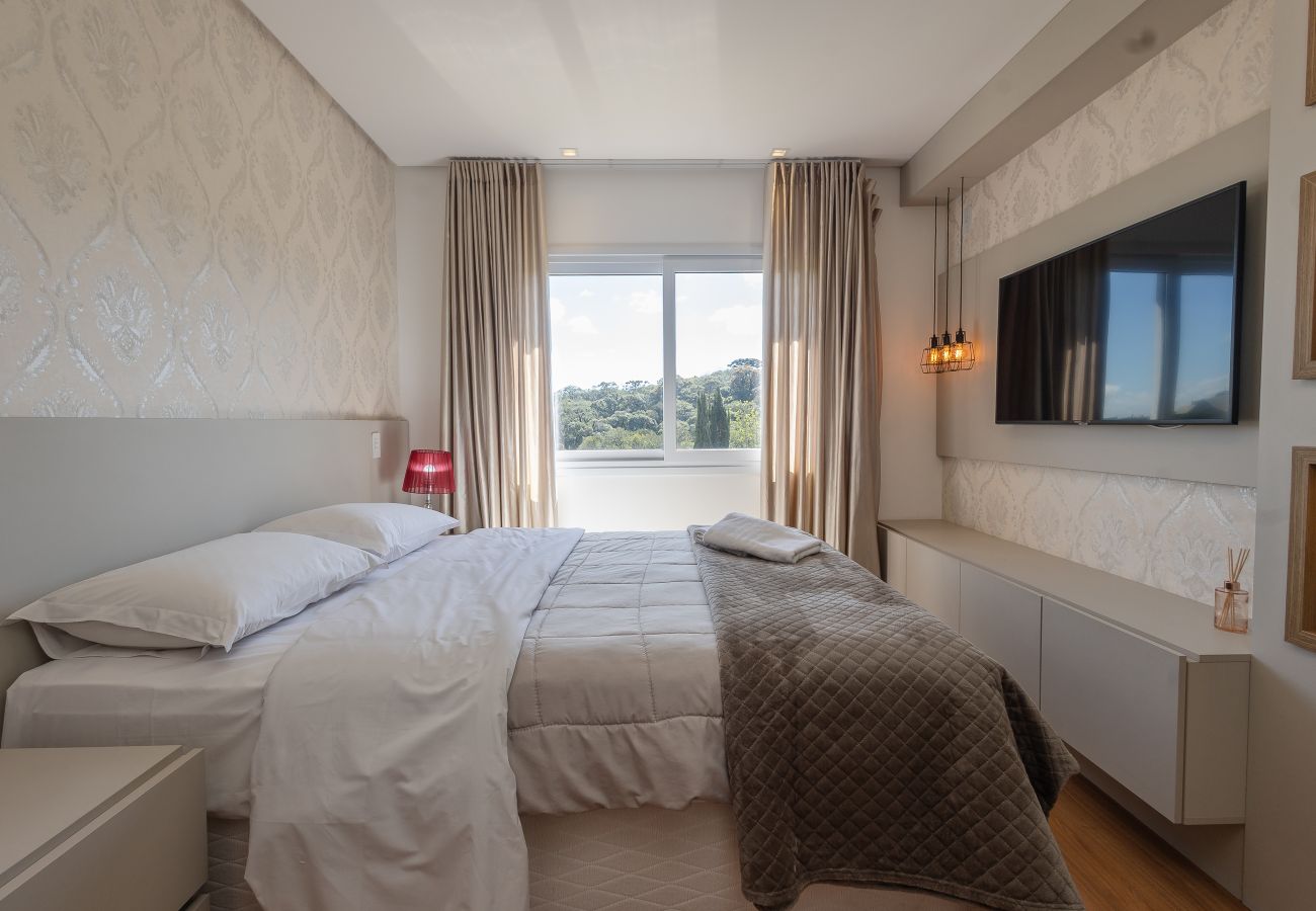 Apartamento em Gramado - Espaçoso Apto Alto Padrão 2 suítes junto ao centro