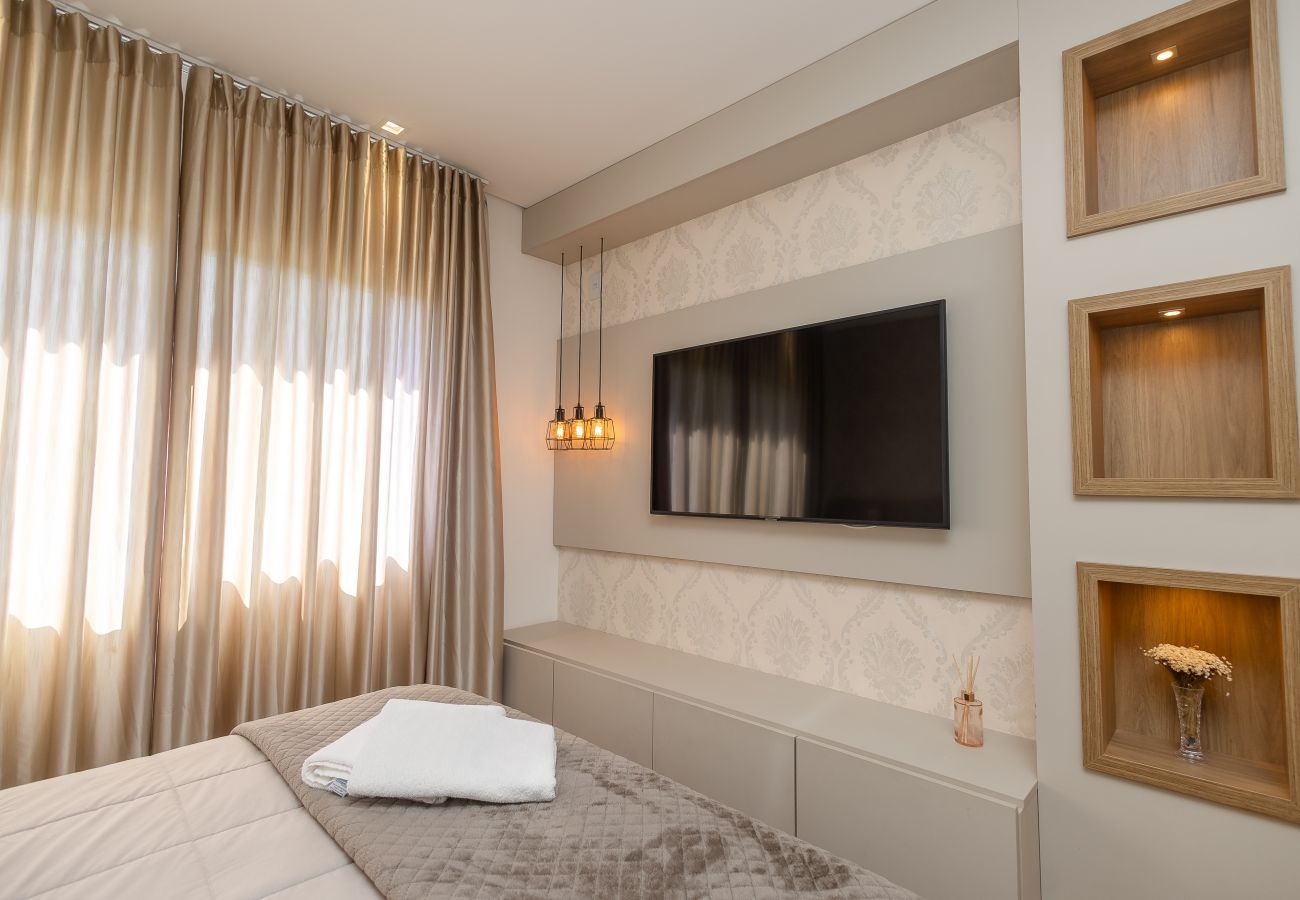 Apartamento em Gramado - Espaçoso Apto Alto Padrão 2 suítes junto ao centro