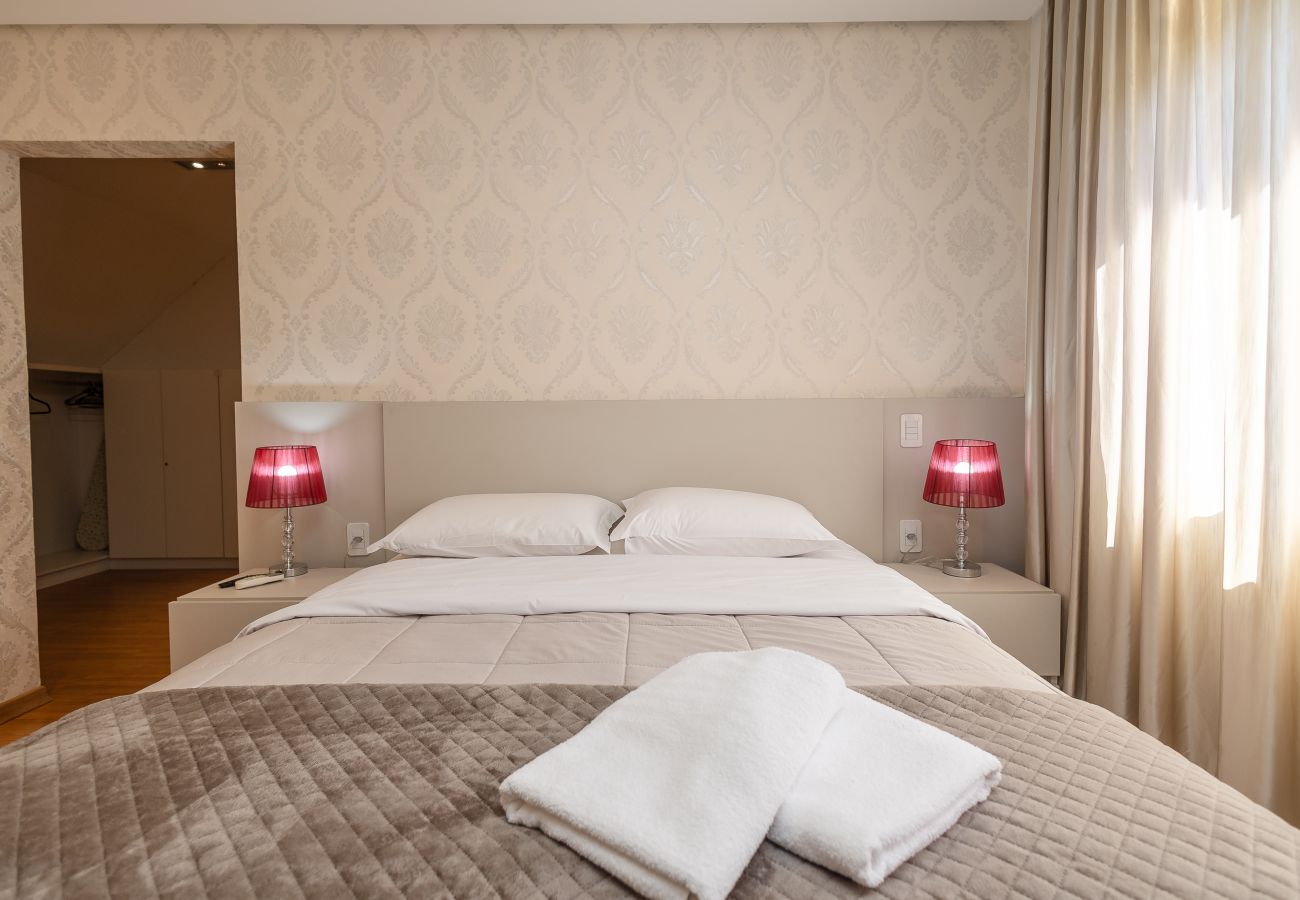 Apartamento em Gramado - Espaçoso Apto Alto Padrão 2 suítes junto ao centro