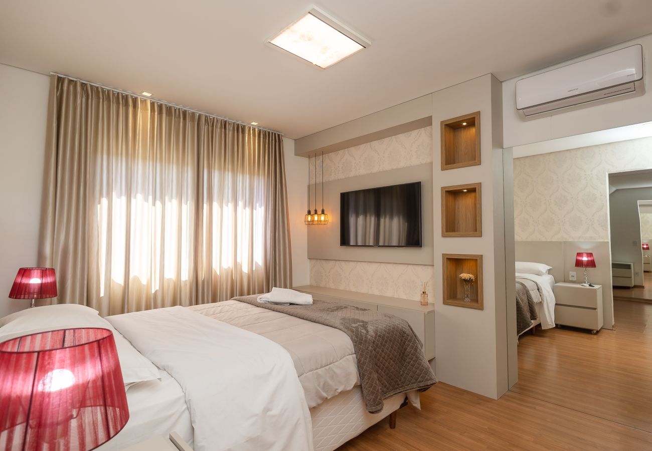 Apartamento em Gramado - Espaçoso Apto Alto Padrão 2 suítes junto ao centro