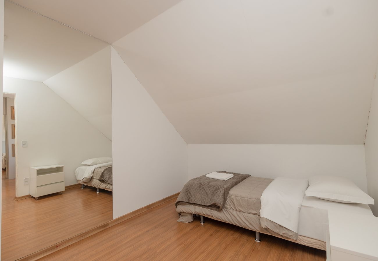 Apartamento em Gramado - Espaçoso Apto Alto Padrão 2 suítes junto ao centro