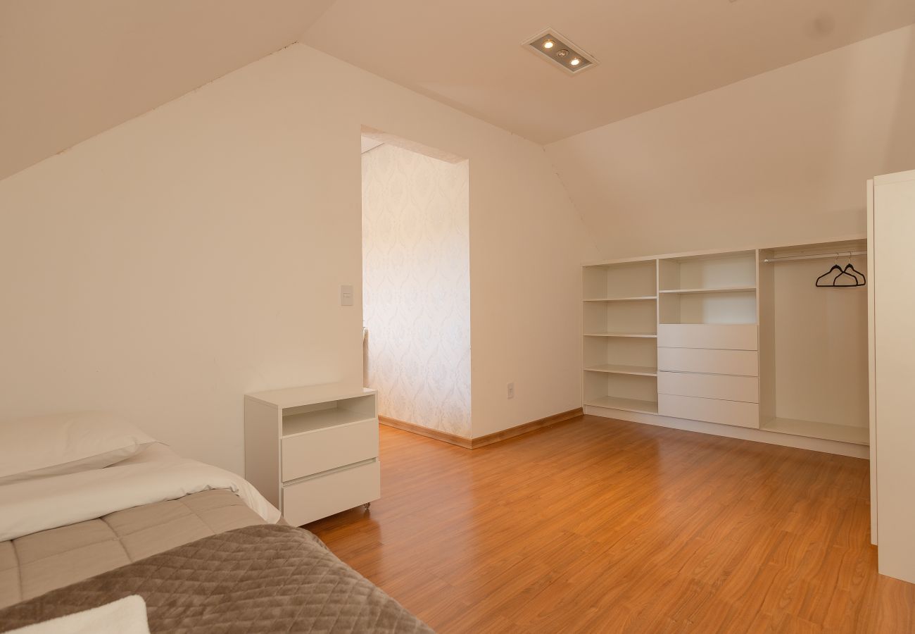 Apartamento em Gramado - Espaçoso Apto Alto Padrão 2 suítes junto ao centro