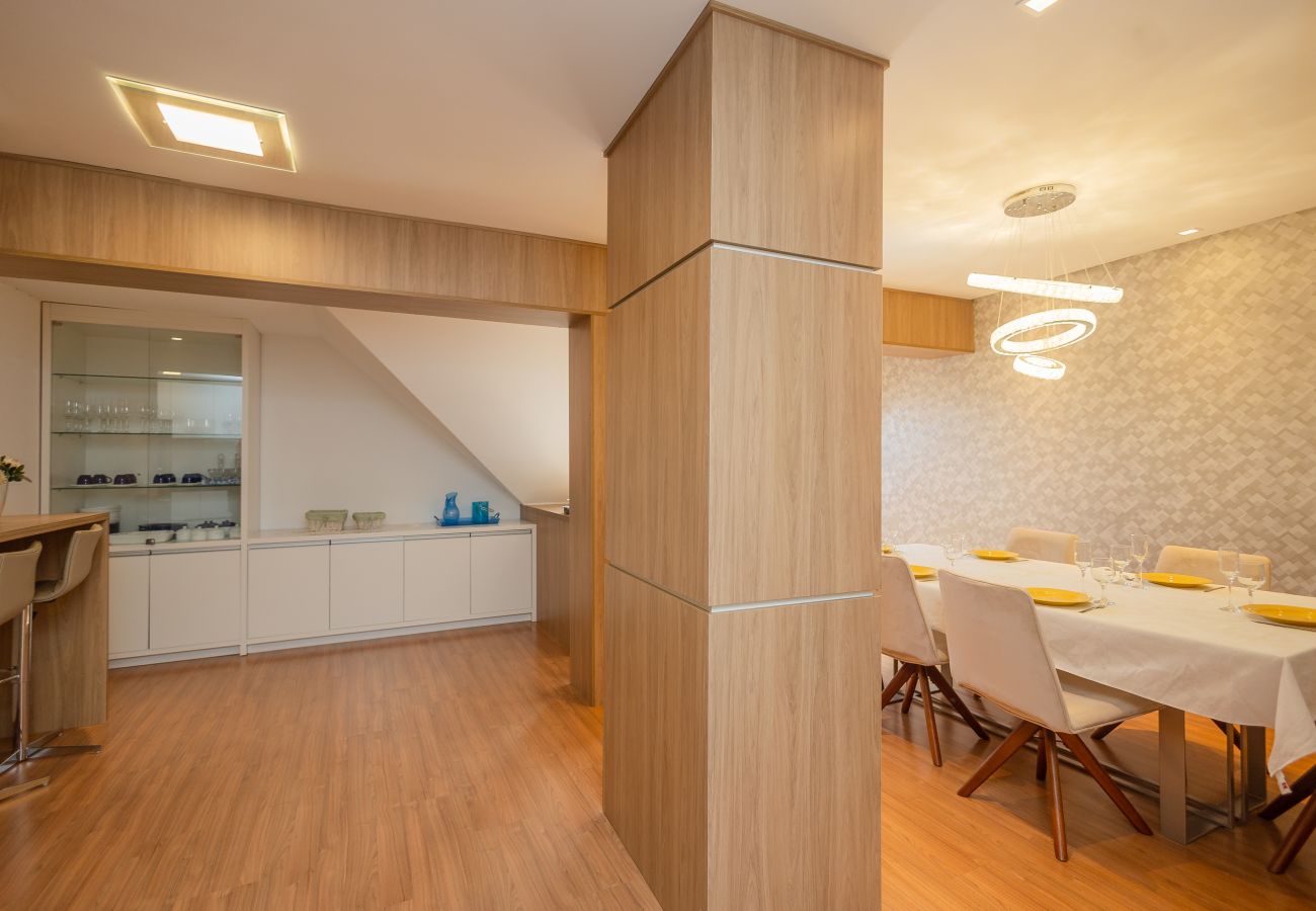 Apartamento em Gramado - Espaçoso Apto Alto Padrão 2 suítes junto ao centro