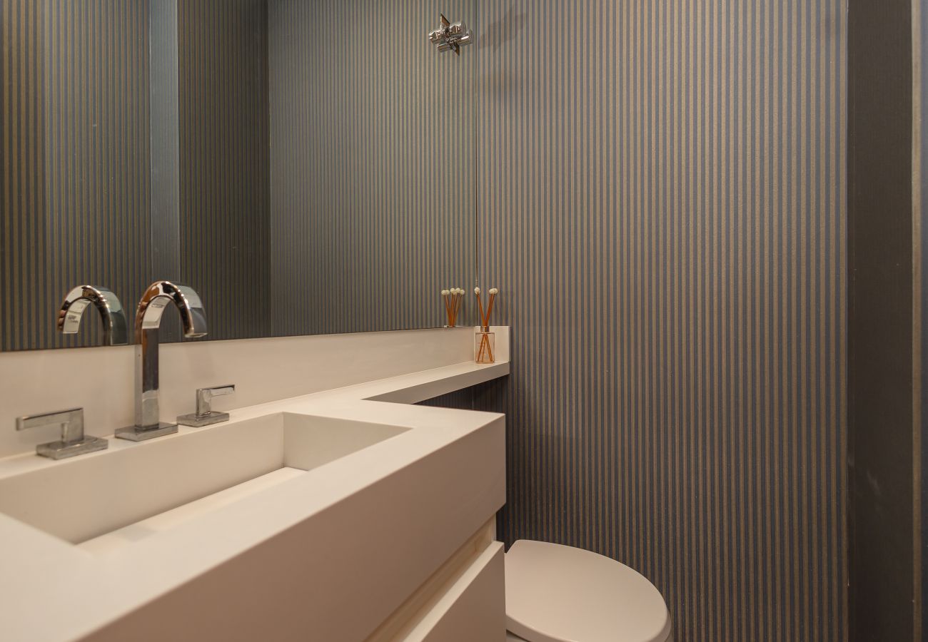 Apartamento em Gramado - Espaçoso Apto Alto Padrão 2 suítes junto ao centro