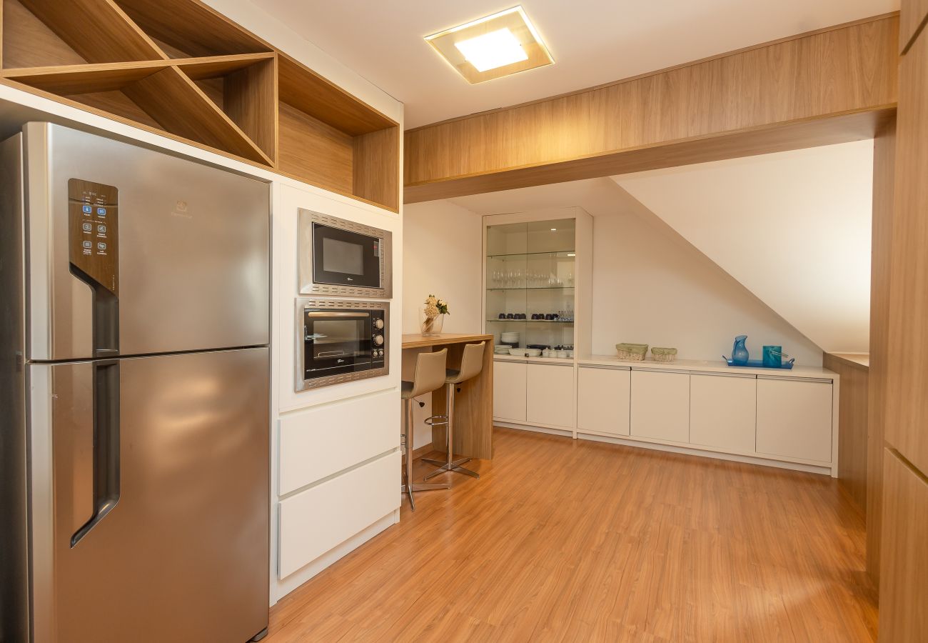 Apartamento em Gramado - Espaçoso Apto Alto Padrão 2 suítes junto ao centro