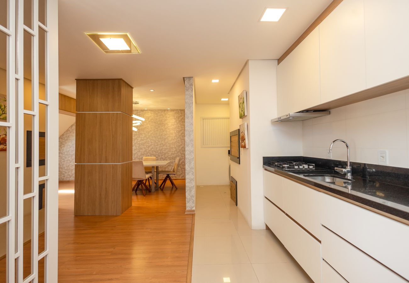 Apartamento em Gramado - Espaçoso Apto Alto Padrão 2 suítes junto ao centro