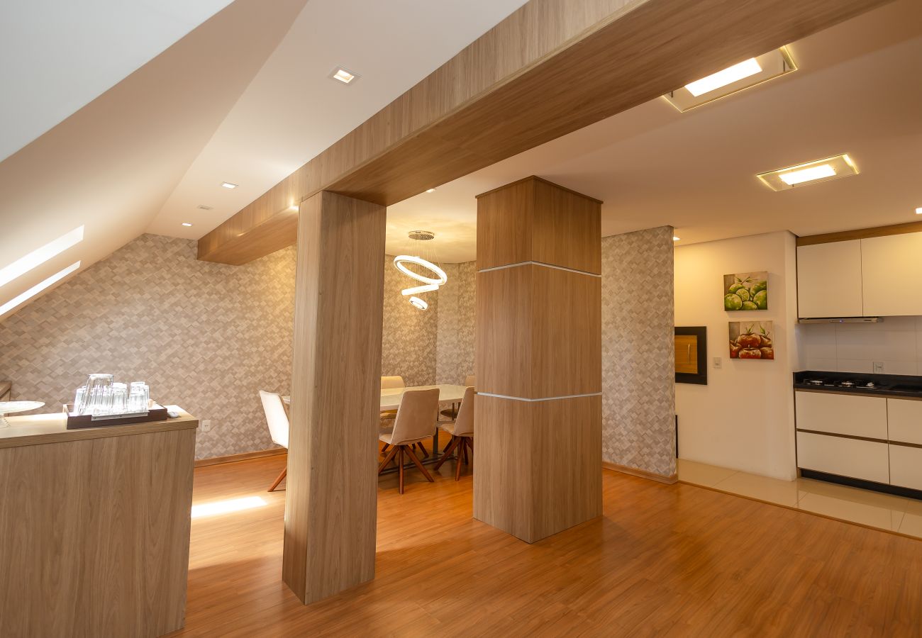 Apartamento em Gramado - Espaçoso Apto Alto Padrão 2 suítes junto ao centro