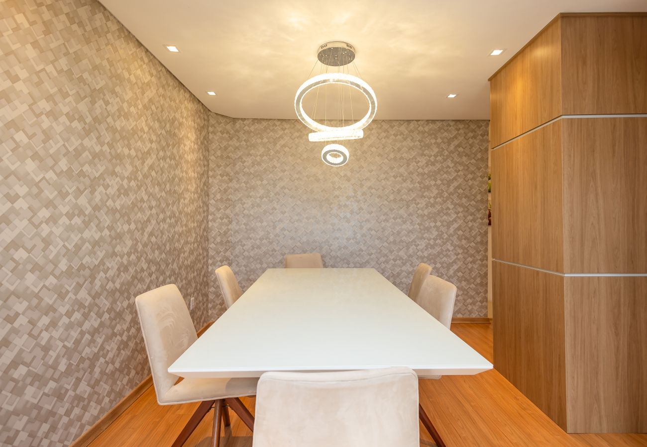 Apartamento em Gramado - Espaçoso Apto Alto Padrão 2 suítes junto ao centro