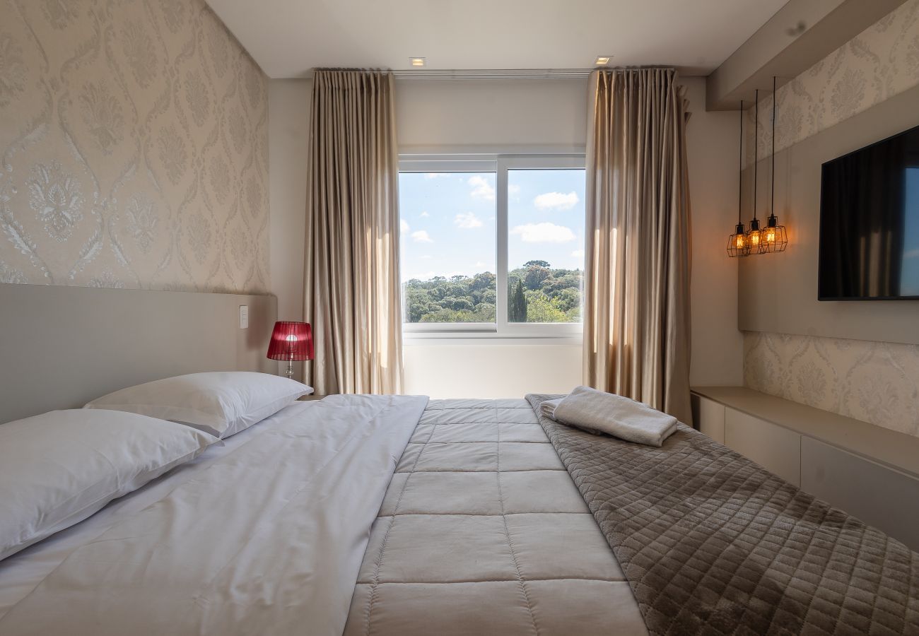 Apartamento em Gramado - Espaçoso Apto Alto Padrão 2 suítes junto ao centro