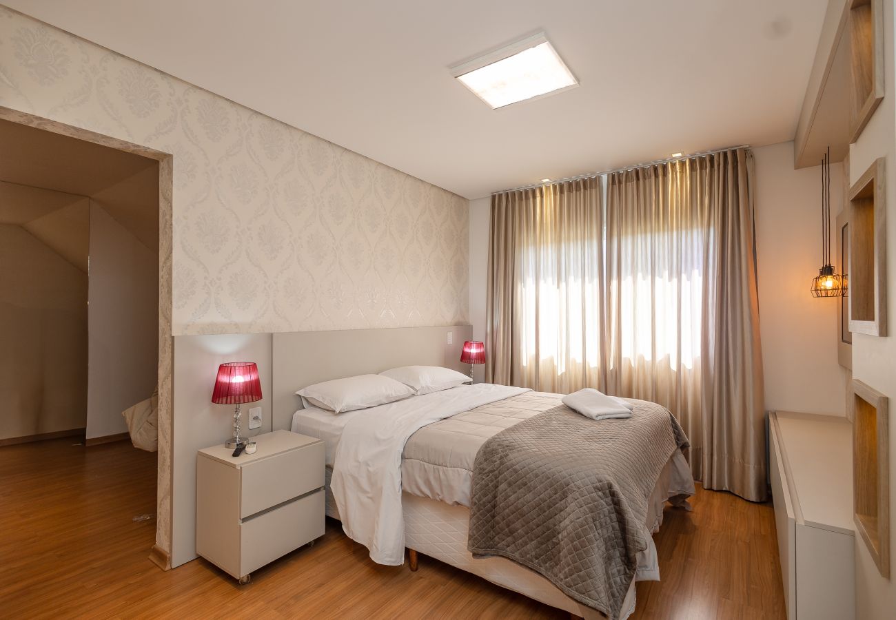 Apartamento em Gramado - Espaçoso Apto Alto Padrão 2 suítes junto ao centro