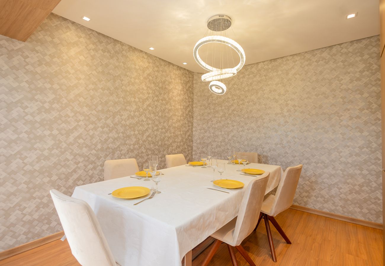 Apartamento em Gramado - Espaçoso Apto Alto Padrão 2 suítes junto ao centro