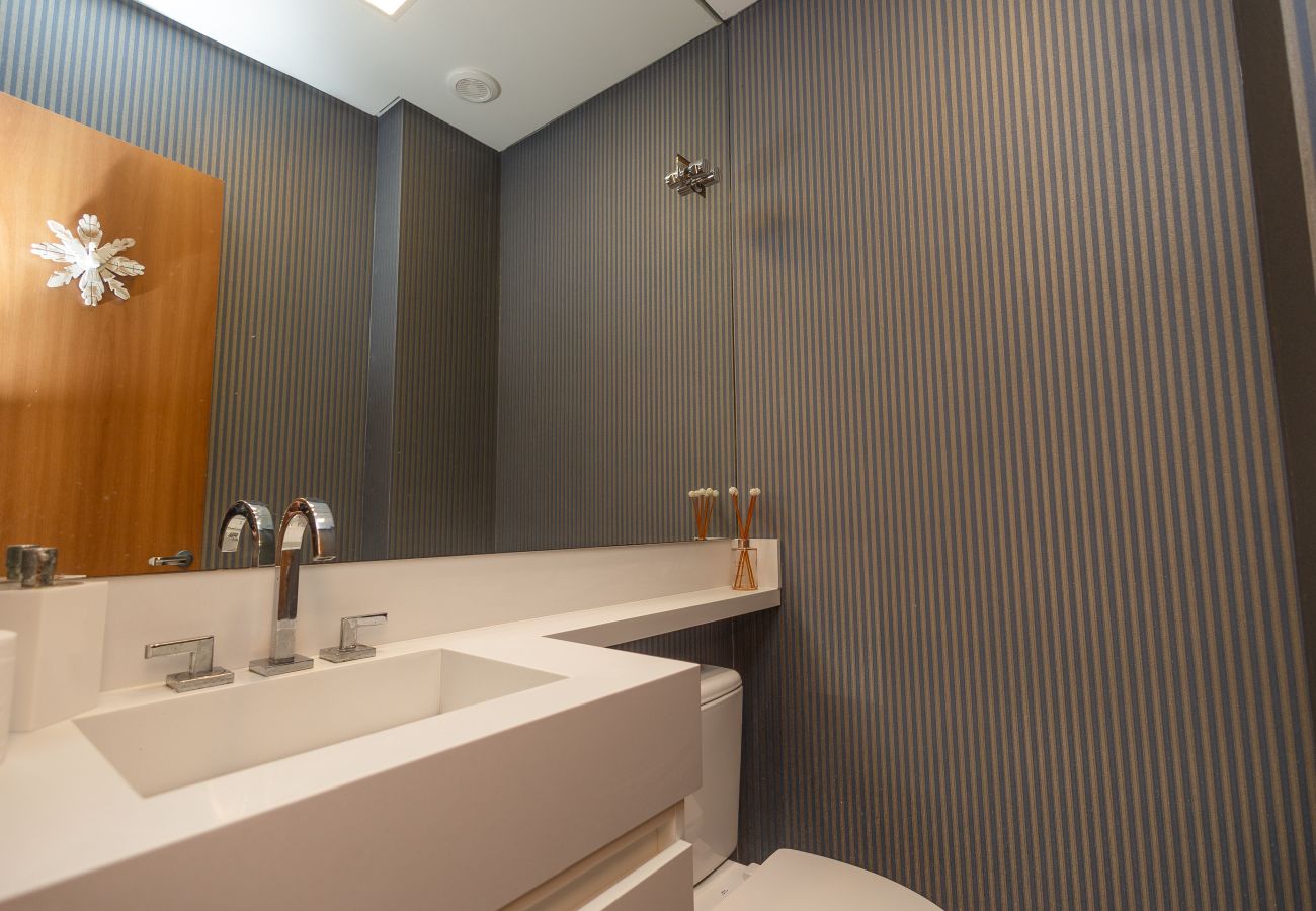 Apartamento em Gramado - Espaçoso Apto Alto Padrão 2 suítes junto ao centro