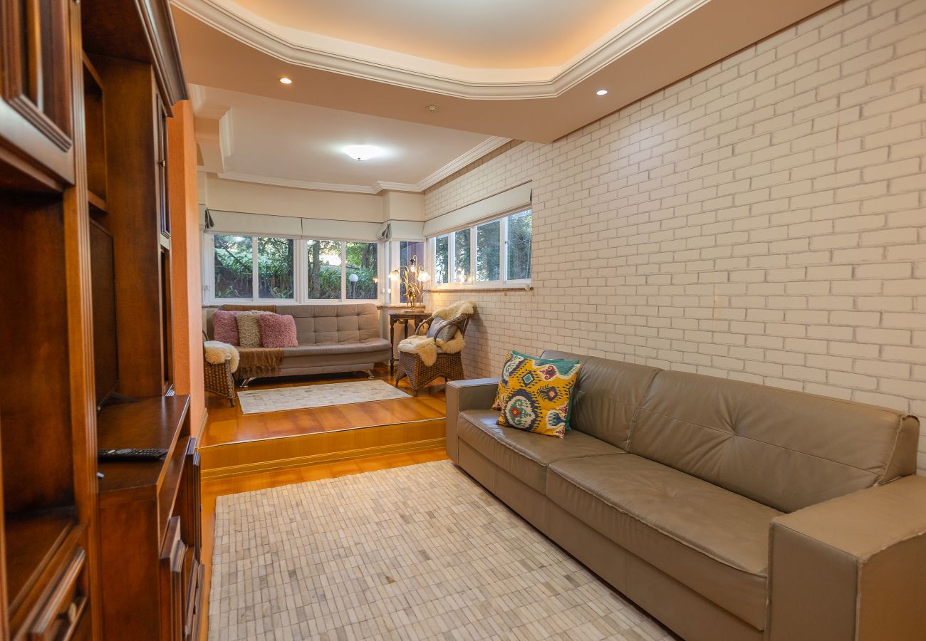 Apartamento em Gramado - Apto 2 dormitórios (1 suíte) junto ao centro
