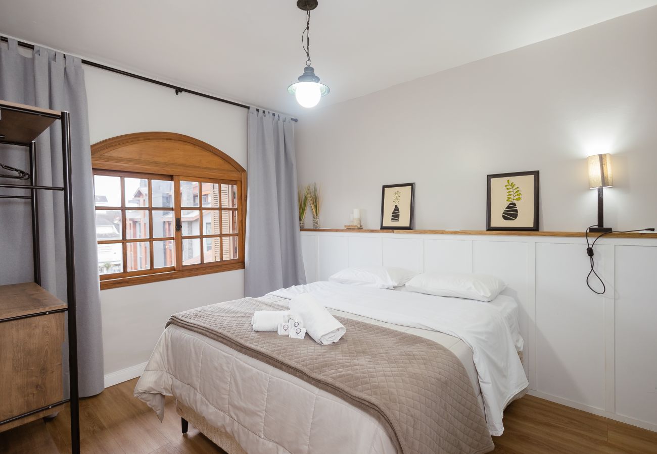 Apartamento em Gramado - Apto 4 quartos (2 suítes), 130 m da R Coberta