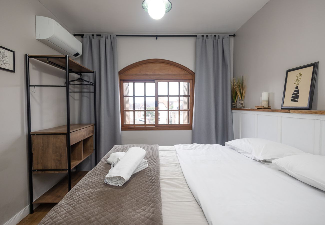 Apartamento em Gramado - Apto 4 quartos (2 suítes), 130 m da R Coberta