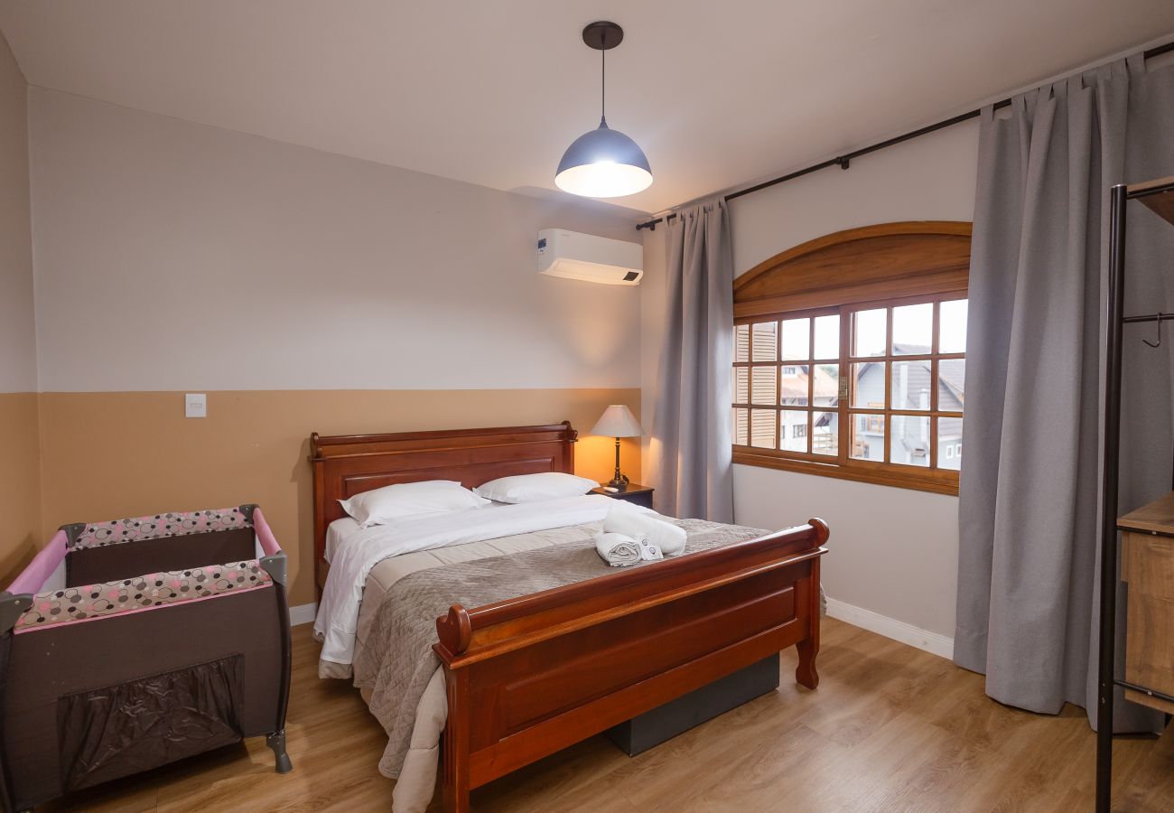 Apartamento em Gramado - Apto 4 quartos (2 suítes), 130 m da R Coberta