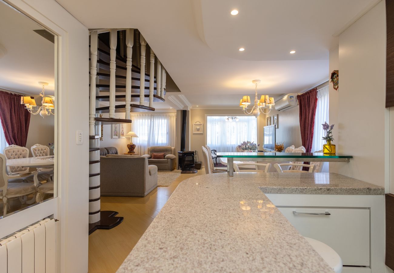 Apartamento em Gramado - DUPLEX, 4 suítes, 2 vagas no coração de Gramado