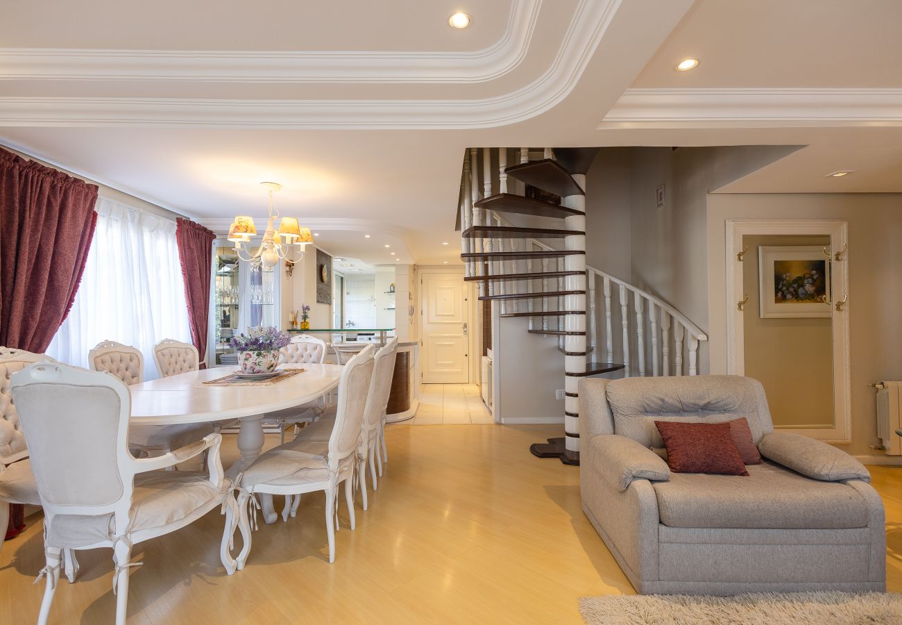 Apartamento em Gramado - DUPLEX, 4 suítes, 2 vagas no coração de Gramado