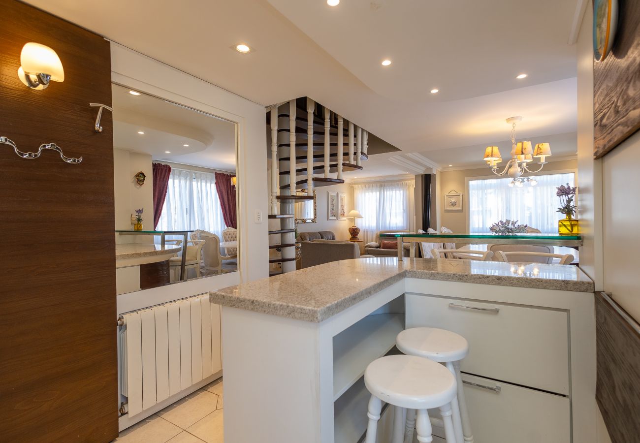 Apartamento em Gramado - DUPLEX, 4 suítes, 2 vagas no coração de Gramado